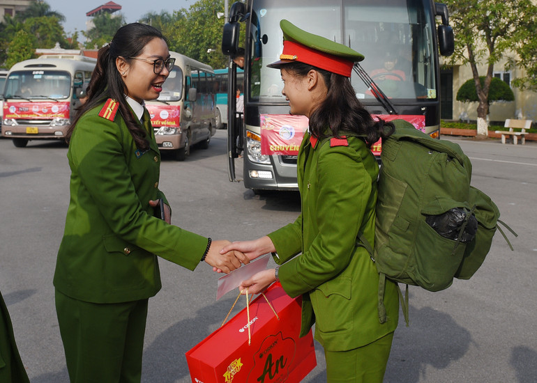 Cán bộ, giảng viên Học viện Cảnh sát nhân dân thăm hỏi, dặn dò sinh viên trước khi lên xe trở về với gia đình.