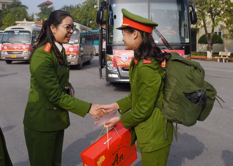 Cán bộ, giảng viên Học viện Cảnh sát nhân dân thăm hỏi, dặn dò sinh viên trước khi lên xe trở về với gia đình. Cán bộ, giảng viên Học viện Cảnh sát nhân dân thăm hỏi, dặn dò sinh viên trước khi lên xe trở về với gia đình.