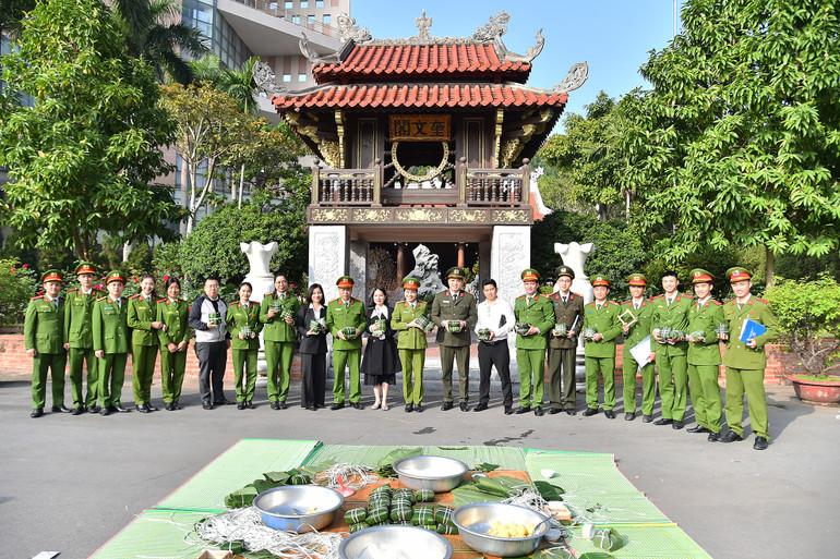 Các đại biểu cùng sinh viên Học viện Cảnh sát nhân dân tham gia gói bánh chưng tại chương trình.