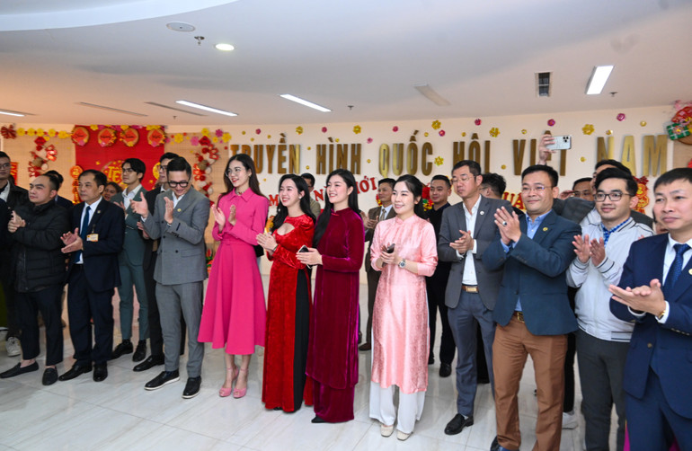 Cán bộ, phóng viên Truyền hình Quốc hội Việt Nam chào đón Chủ tịch Quốc hội Vương Đình Huệ.