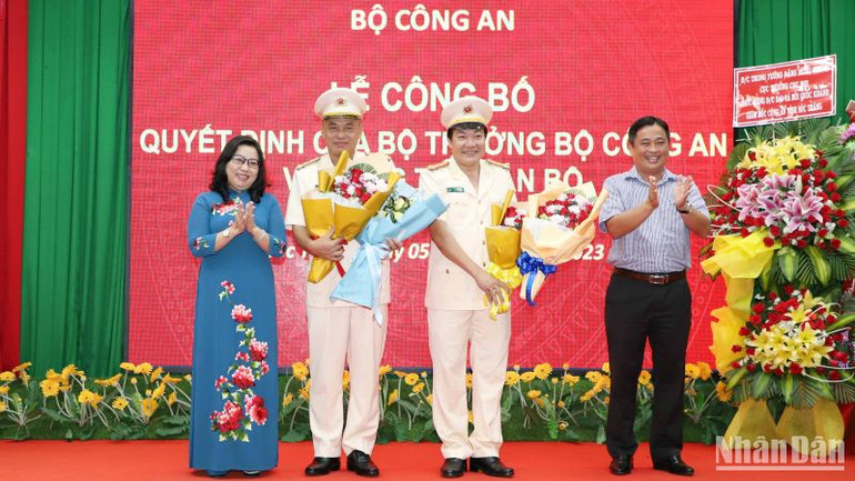 Lãnh đạo Tỉnh ủy Sóc Trăng tặng hoa chúc mừng Đại tá Lâm Thành Sol và Đại tá Bùi Quốc Khánh.