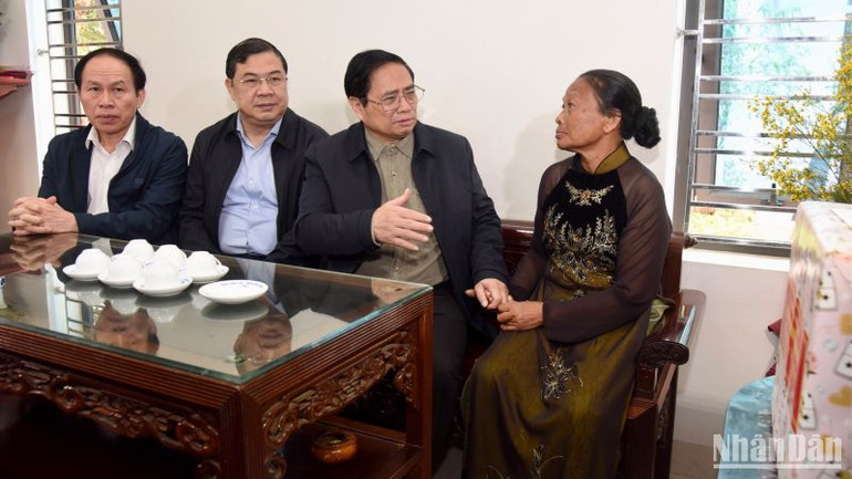 Trong chuyến thăm và làm việc tại Nam Định, sáng 15/1, Thủ tướng Phạm Minh Chính đến thăm, chúc Tết, tặng quà gia đình bà Hoàng Thị Mừng, vợ liệt sĩ Nguyễn Đình Thiện hy sinh trong kháng chiến chống Mỹ và thăm nhân dân xã Nam Vân, thành phố Nam Định.