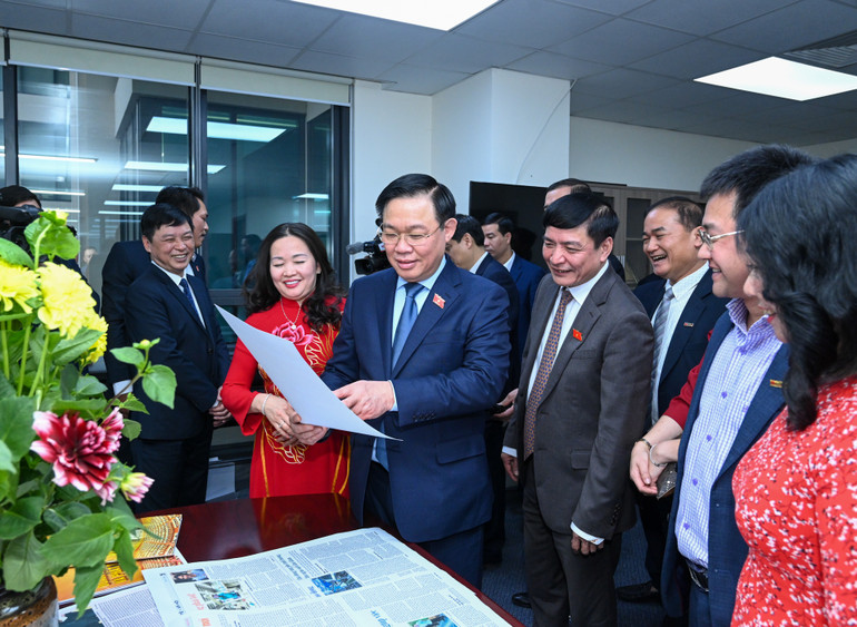 Chủ tịch Quốc hội Vương Đình Huệ thăm bộ phận làm nhiệm vụ trực Tết của báo Đại biểu Nhân dân.