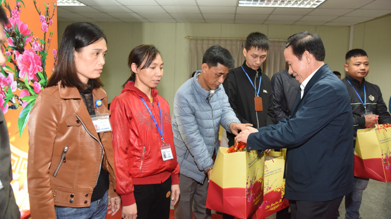 Ủy viên Trung ương Đảng, Phó Chủ tịch, Tổng Thư ký Ủy ban Trung ương Mặt trận Tổ quốc Việt Nam Lê Tiến Châu trao quà cho công nhân có hoàn cảnh khó khăn.