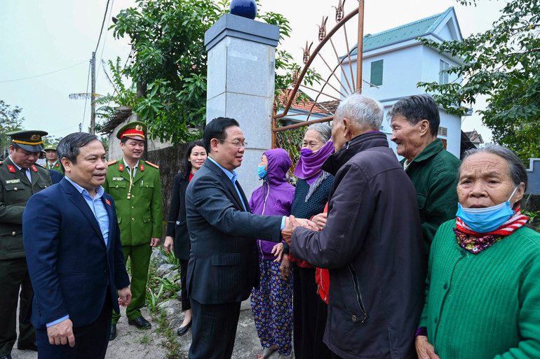 Chủ tịch Quốc hội Vương Đình Huệ thăm hỏi người dân tại xã Tân Ninh, huyện Quảng Ninh.