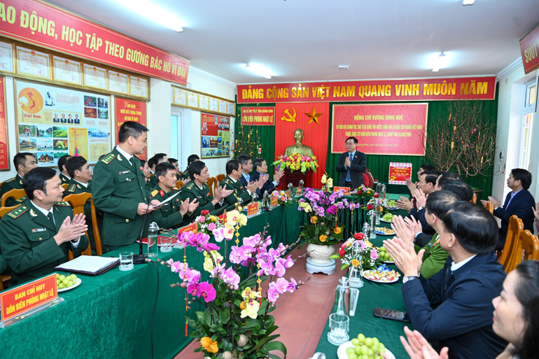 Quang cảnh buổi thăm, chúc Tết tại Đồn Biên phòng Nhật Lệ.