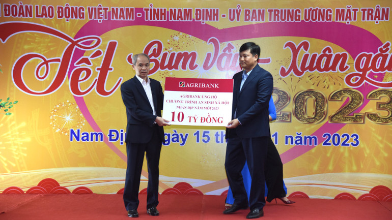 Cũng tại chương trình, Tổng giám đốc Ngân hàng Nông nghiệp và Phát triển nông thôn (Agribank) Phạm Toàn Vượng đã trao tặng số tiền 10 tỷ đồng tài trợ cho phát triển lĩnh vực giáo dục, y tế và hỗ trợ người nghèo tỉnh Nam Định.