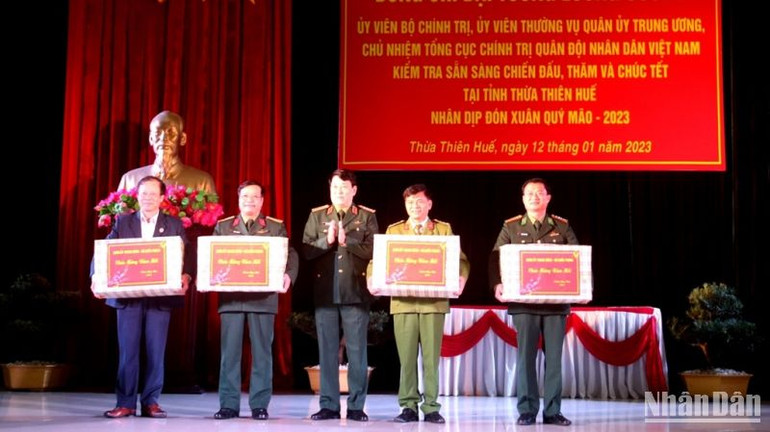 Đại tướng Lương Cường tặng quà các đơn vị Lực lượng vũ trang tỉnh Thừa Thiên Huế.