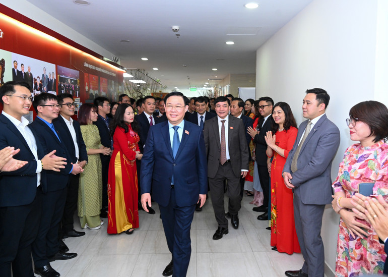 Chủ tịch Quốc hội Vương Đình Huệ và các đại biểu thăm báo Đại biểu Nhân dân.