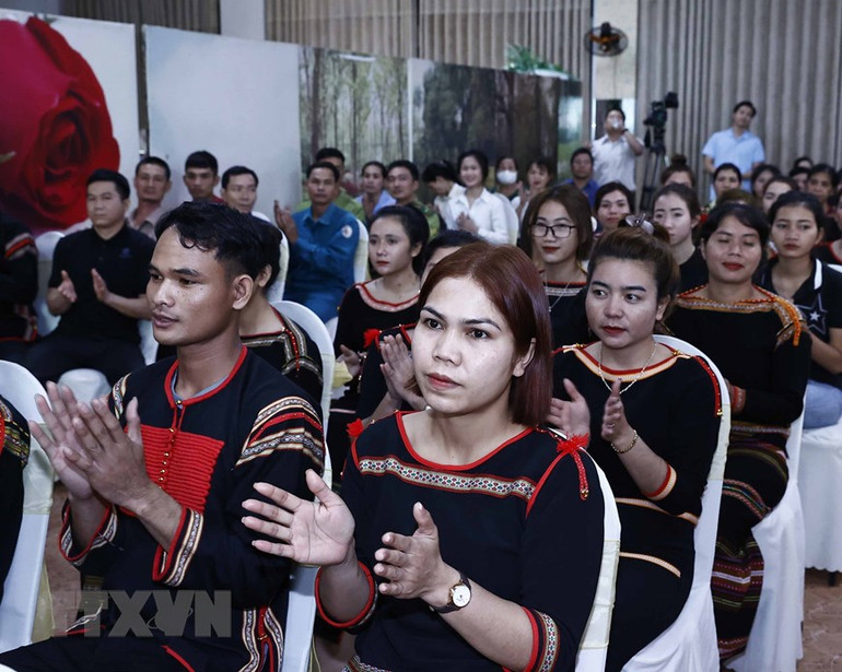 Công nhân lao động có hoàn cảnh khó khăn tại chương trình. (Ảnh: TTXVN)