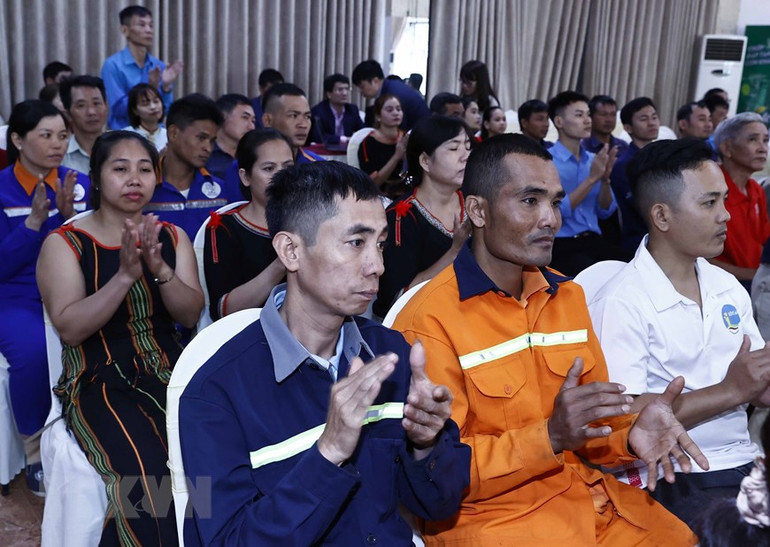 Công nhân lao động có hoàn cảnh khó khăn tại chương trình. (Ảnh: TTXVN)