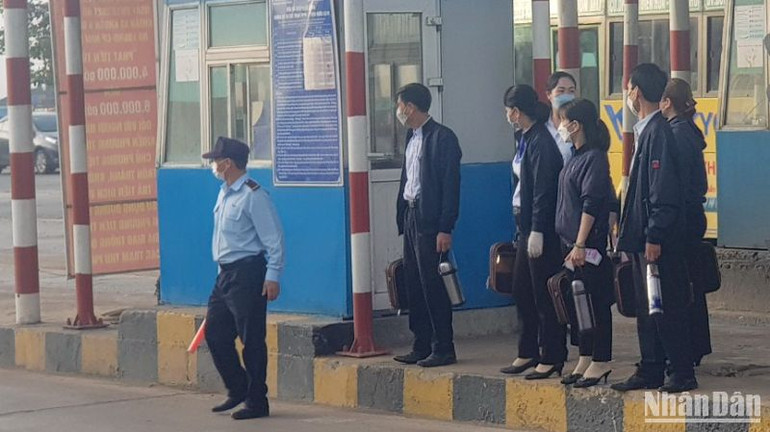 Nhân viên Trạm thu phí T1 rời khỏi nơi thu phí.