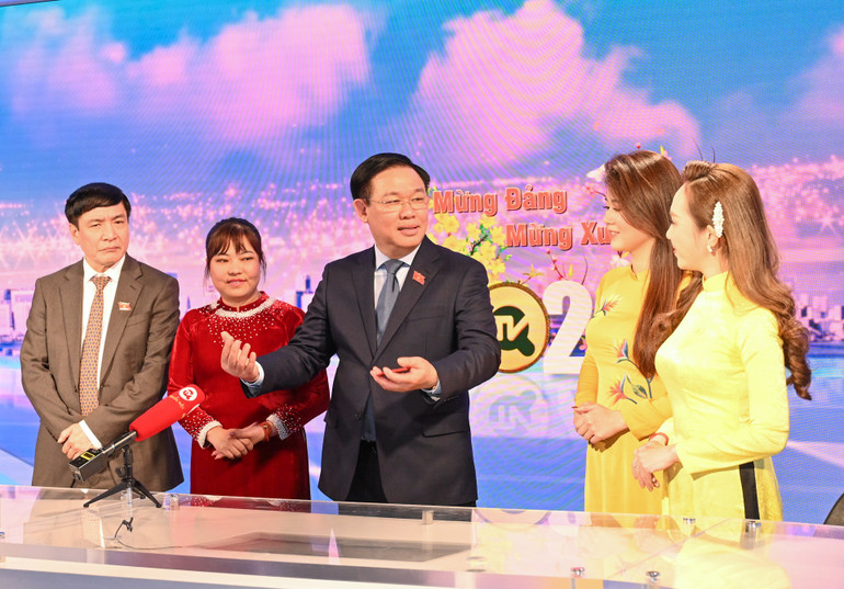 Chủ tịch Quốc hội Vương Đình Huệ thăm, động viên phóng viên Truyền hình Quốc hội Việt Nam đang trực Tết.