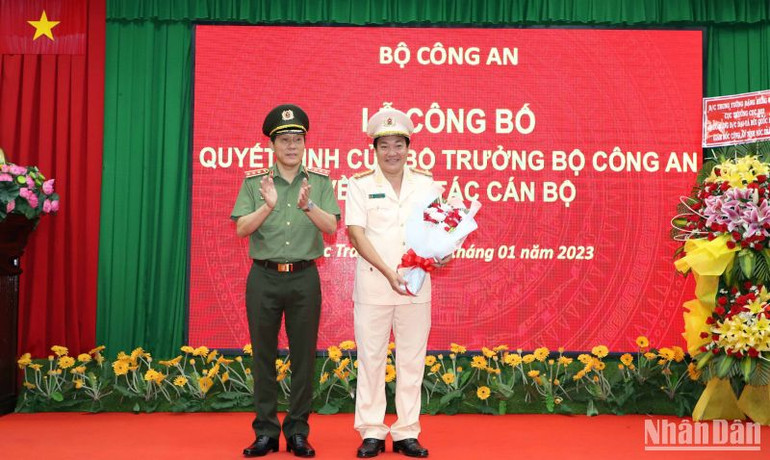 Thứ trưởng Công an Lương Tam Quang tặng hoa chúc mừng Đại tá Lâm Thành Sol.
