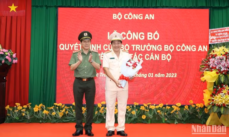 Thứ trưởng Công an Lương Tam Quang tặng hoa chúc mừng Đại tá Lâm Thành Sol. Thứ trưởng Công an Lương Tam Quang tặng hoa chúc mừng Đại tá Lâm Thành Sol.