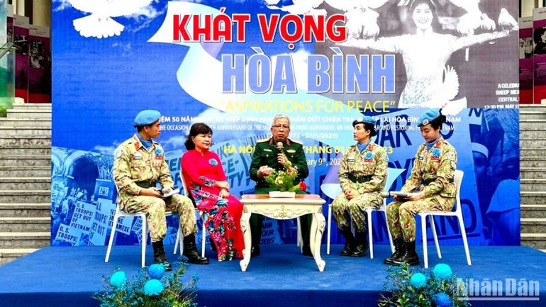 Phiên tọa đàm với những chia sẻ của Thượng tướng Nguyễn Chí Vịnh (ở giữa), bà Trần Hồng Dung (áo dài đỏ) và trung tá Đỗ Thị Hằng Nga (thứ hai từ phải sang).