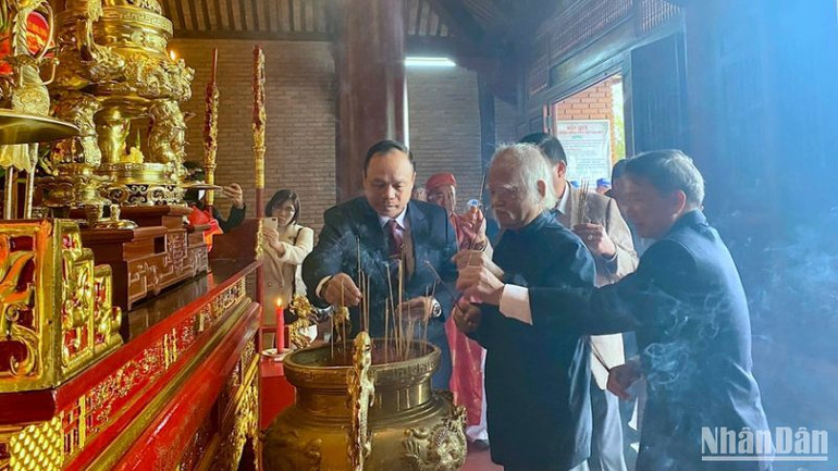 Các đại biểu dâng hương tưởng niệm tại Điện thờ Tây Sơn Tam kiệt.