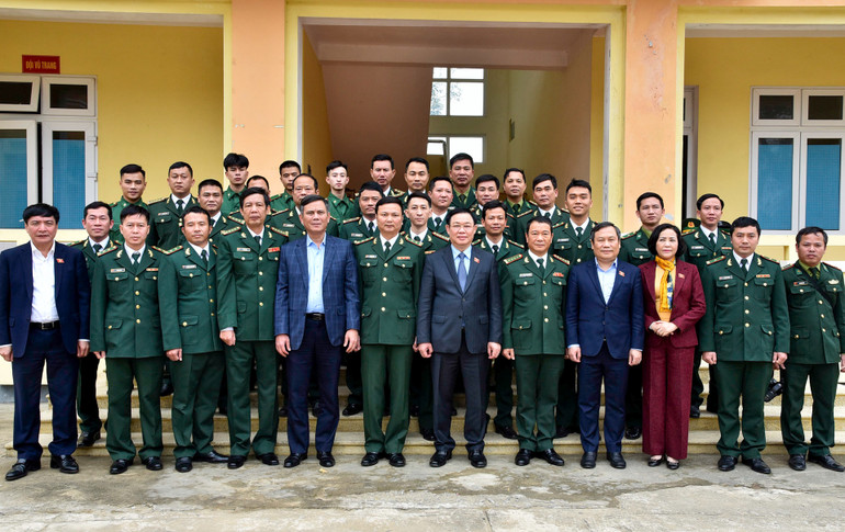 Chủ tịch Quốc hội Vương Đình Huệ và các đại biểu với cán bộ, chiến sĩ Đồn Biên phòng Nhật Lệ.