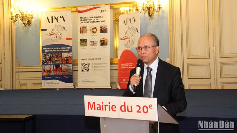 Đại sứ Việt Nam tại Pháp Đinh Toàn Thắng đánh giá cao các hoạt động của APCV trong việc gìn giữ và quảng bá di sản văn hóa của dân tộc. Đại sứ Việt Nam tại Pháp Đinh Toàn Thắng đánh giá cao các hoạt động của APCV trong việc gìn giữ và quảng bá di sản văn hóa của dân tộc.