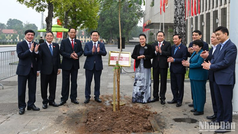 Chủ tịch Quốc hội Vương Đình Huệ, nguyên Chủ tịch Quốc hội Nguyễn Thị Kim Ngân và các đại biểu chụp ảnh lưu niệm tại buổi lễ. (Ảnh: Duy Linh)