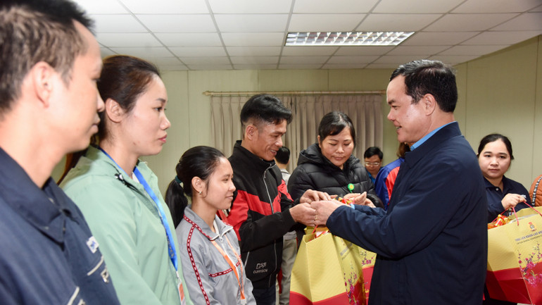 Đồng chí Nguyễn Đình Khang - Ủy viên Trung ương Đảng, Chủ tịch Tổng Liên đoàn Lao động Việt Nam trao quà cho công nhân lao động.