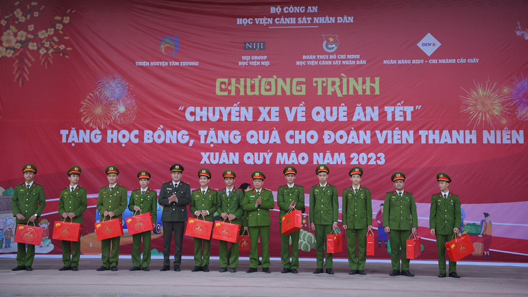 Phó Giám đốc Học viện Cảnh sát nhân dân Nguyễn Đăng Sáu và Trưởng Ban Thanh niên Công an nhân dân Đồng Đức Vũ trao quà tặng các sinh viên tại buổi lễ chia tay.