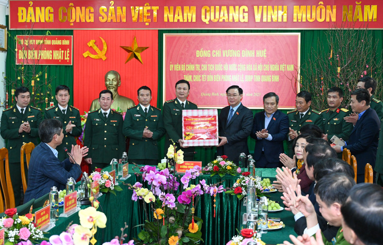 Chủ tịch Quốc hội Vương Đình Huệ tặng quà Tết cho cán bộ, chiến sĩ Đồn Biên phòng Nhật Lệ.