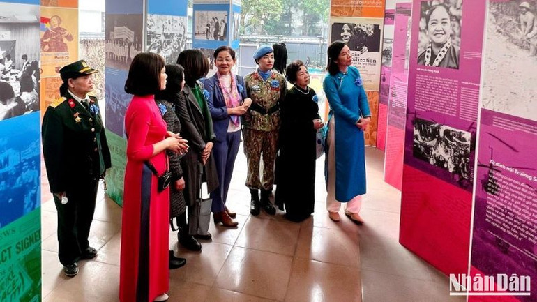 Khách tham quan không gian triển lãm tại Bảo tàng Phụ nữ Việt Nam.