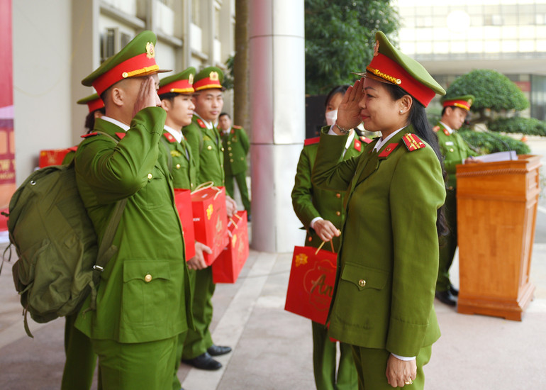 Tại lễ chia tay, đại diện Học viện, các nhà đồng hành, tài trợ trao tặng cho các sinh viên những suất học bổng và những món quà trước khi về quê đón Tết.