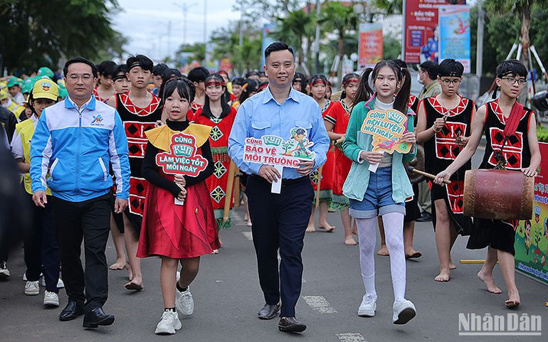 Các đại biểu cùng gần 2 nghìn thiếu nhi tham gia đi bộ gây Quỹ Bảo vệ môi trường.