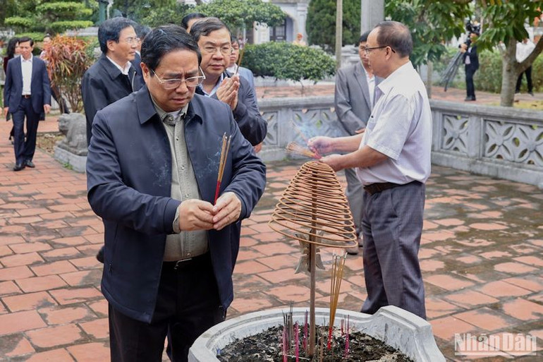 Thủ tướng Phạm Minh Chính dâng hương tưởng niệm đồng chí Lê Đức Thọ.