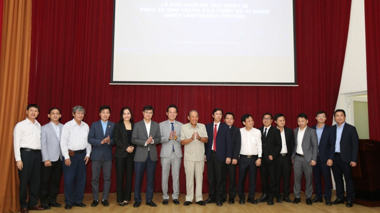 Nguyên Phó Thủ tướng Thường trực Trương Hòa Bình; Bí thư thứ Nhất Trung ương Đoàn Bùi Quang Huy và các đại biểu chụp ảnh lưu niệm tại lễ bàn giao thiết bị công nghệ phục vụ phát triển ngành công nghiệp vi mạch vào tháng 12/2022.