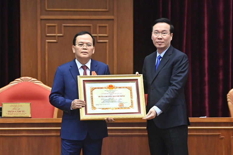 Thường trực Ban Bí thư Võ Văn Thưởng trao Huân chương Hồ Chí Minh tặng đồng chí Ngô Văn Dụ, nguyên Ủy viên Bộ Chính trị, nguyên Bí thư Trung ương Đảng, nguyên Chủ nhiệm Ủy ban Kiểm tra Trung ương.