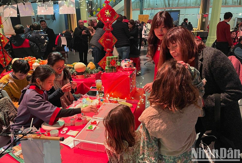 Trẻ em người Việt và Pháp rất thích thú khám phá nghệ thuật nặn Tò he. (Ảnh: Minh Duy)