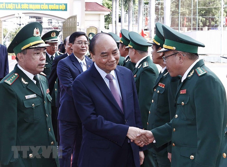 Chủ tịch nước Nguyễn Xuân Phúc thăm, chúc Tết cán bộ, chiến sĩ Bộ đội Biên phòng tỉnh Đắk Lắk. (Ảnh: TTXVN)