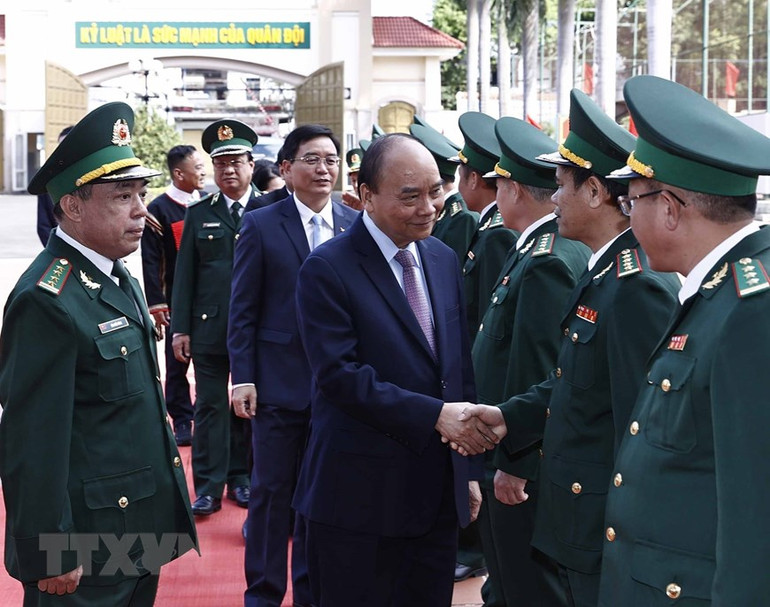 Cán bộ, chiến sĩ Bộ đội Biên phòng tỉnh Đắk Lắk đón Chủ tịch nước Nguyễn Xuân Phúc tới thăm. (Ảnh: TTXVN)