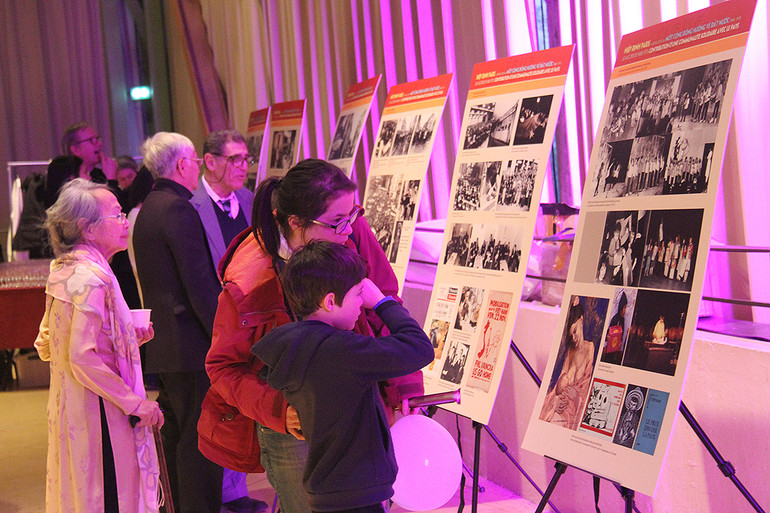 Các thế hệ Việt kiều được xem nhiều hình ảnh quý giá về cuộc đấu tranh giải phóng dân tộc và phong trào yêu nước tại Pháp. (Ảnh: Khải Hoàn)