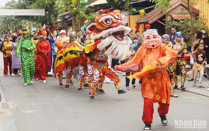 Trình diễn hát sắc bùa, múa thiên cầu chào đón đoàn khách quốc tế “xông đất” phố cổ Hội An. Trình diễn hát sắc bùa, múa thiên cầu chào đón đoàn khách quốc tế “xông đất” phố cổ Hội An.