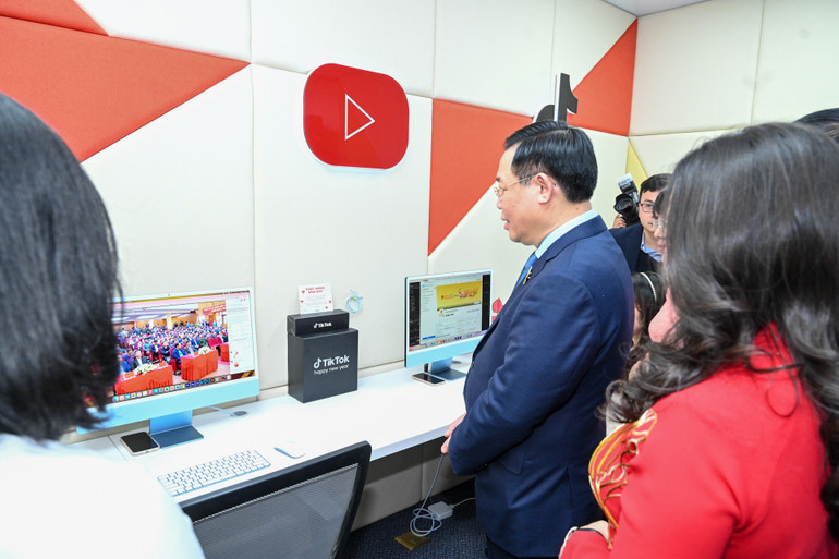 Chủ tịch Quốc hội Vương Đình Huệ thăm bộ phận truyền thông mạng xã hội của báo Đại biểu Nhân dân.