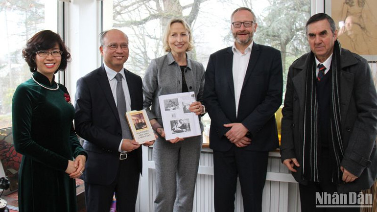 Ông Jean-Luc Henrie và bà Daniele Henrie vui mừng đón Đại sứ Đinh Toàn Thắng, Đại sứ - Trưởng Phái đoàn Việt Nam bên cạnh UNESCO và ông Michel Strachinescu (bên phải) tới thăm ngôi nhà, nơi lưu trú của bà Nguyễn Thị Bình trong thời gian diễn ra đàm phán Hiệp định Paris.