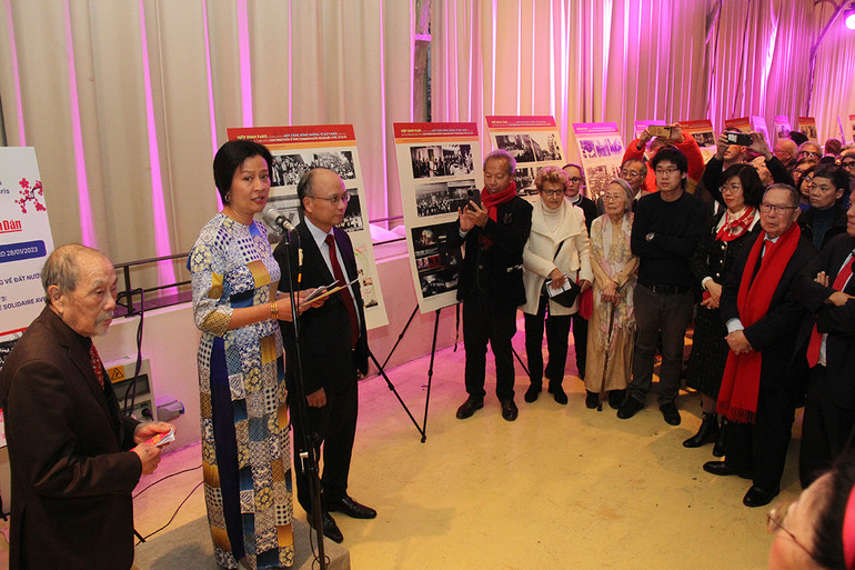 Các thế hệ Việt kiều ôn lại kỷ niệm tham gia các hoạt động trong giai đoạn đàm phán Hiệp định Paris. (Ảnh: Khải Hoàn)