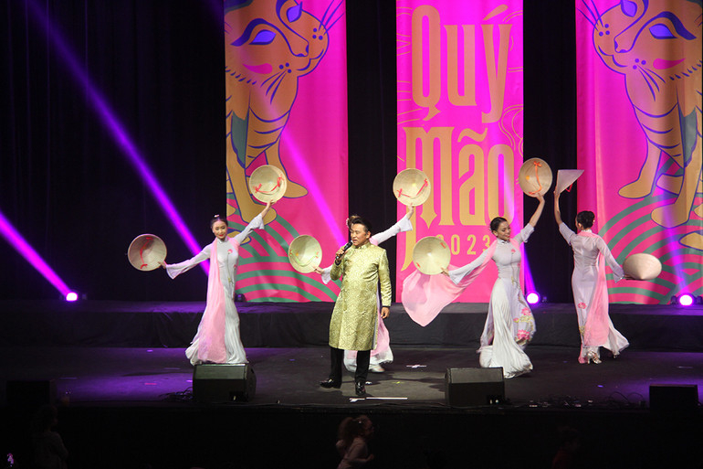 NSND Tạ Minh Tâm góp vui vào chương trình Tết của kiều bào với bài hát "Việt Nam quê hương tôi" cùng tốp múa. (Ảnh: Khải Hoàn)