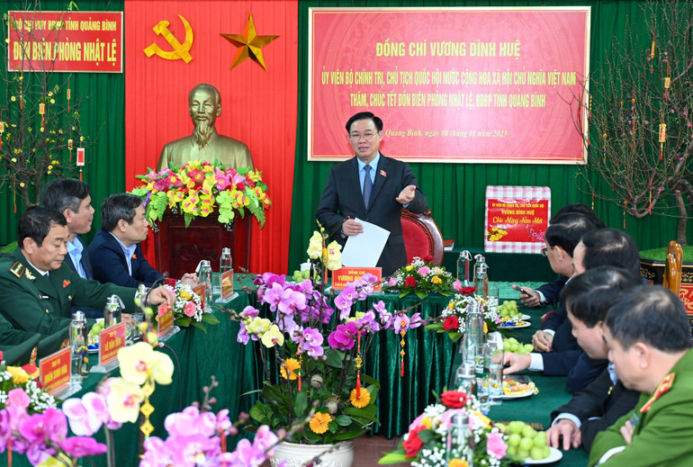 Chủ tịch Quốc hội Vương Đình Huệ phát biểu thăm hỏi, chúc Tết cán bộ, chiến sĩ Đồn Biên phòng Nhật Lệ.