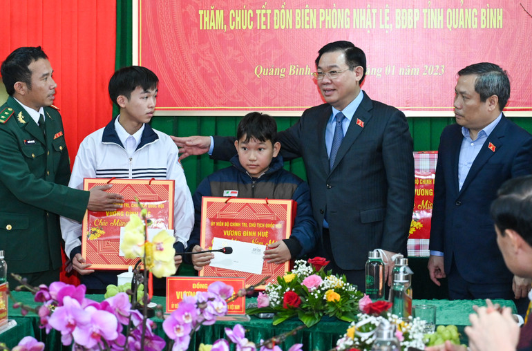 Chủ tịch Quốc hội Vương Đình Huệ tặng quà cho hai em thiếu nhi được Đồn Biên phòng Nhật Lệ nhận nuôi.