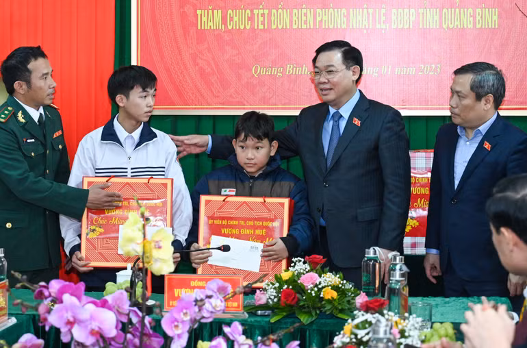 Chủ tịch Quốc hội Vương Đình Huệ tặng quà cho hai em thiếu nhi được Đồn Biên phòng Nhật Lệ nhận nuôi. Chủ tịch Quốc hội Vương Đình Huệ tặng quà cho hai em thiếu nhi được Đồn Biên phòng Nhật Lệ nhận nuôi.