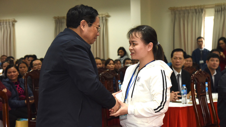 Thủ tướng Phạm Minh Chính thăm hỏi động viên công nhân, người lao động có hoàn cảnh khó khăn.