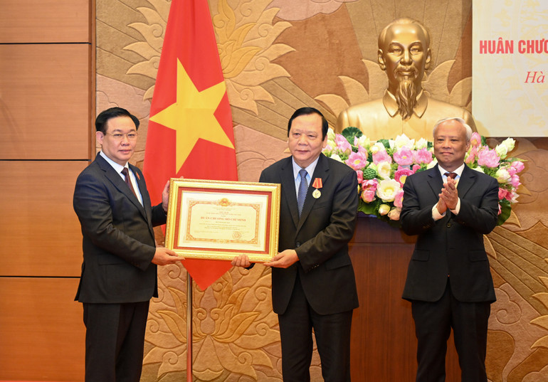 Chủ tịch Quốc hội Vương Đình Huệ trao Huân chương Hồ Chí Minh cho đồng chí Huỳnh Ngọc Sơn.