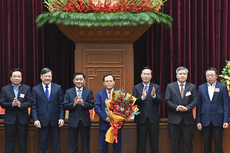 Thường trực Ban Bí thư Võ Văn Thưởng và Chủ nhiệm Ủy ban Kiểm tra Trung ương Trần Cẩm Tú và các đại biểu chúc mừng đồng chí Ngô Văn Dụ.