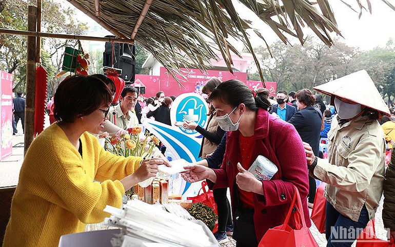 Các gian hàng giảm giá, gian hàng “0 đồng” của Ngày hội thu hút đông đảo người lao động có hoàn cảnh khó khăn.