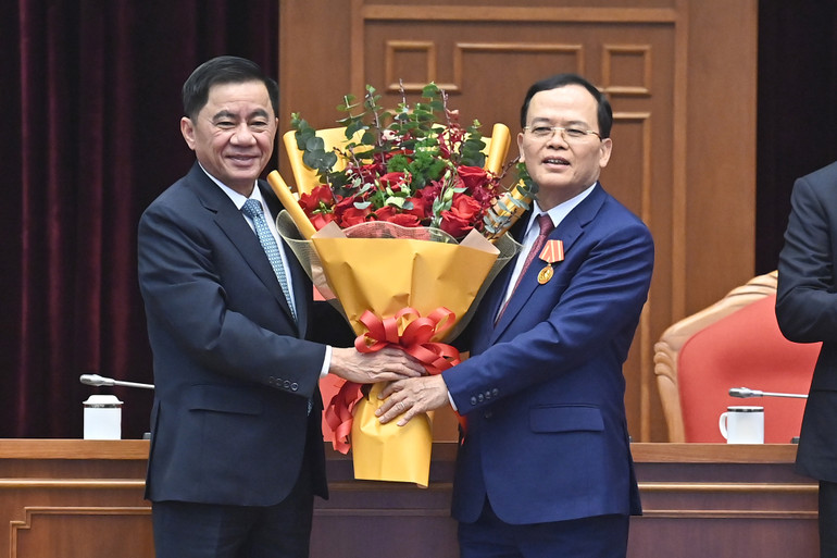 Đồng chí Trần Cẩm Tú, Ủy viên Bộ Chính trị, Bí thư Trung ương Đảng, Chủ nhiệm Ủy ban Kiểm tra Trung ương tặng hoa chúc mừng đồng chí Ngô Văn Dụ.